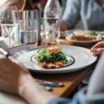 Un plat gastronomique dressé avec élégance, sublimé par une sauce raffinée, servi dans une ambiance de restaurant chic, illustrant l’impact des sauces prêtes à l’emploi Cuisin’Émoi sur l’expérience culinaire.