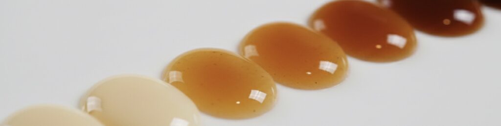 Nuancier de sauces en gouttes, lumière douce.