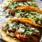 Tacos street-food garnis de sauce créative et d’ingrédients frais, illustrant la tendance de la street-food premium
